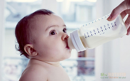 Sữa công thức gây táo bón trẻ sơ sinh - Chữa thế nào?